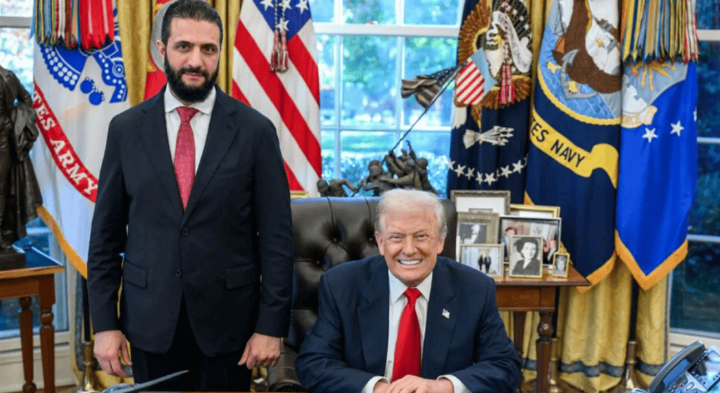 朱拉尼在合照中站得笔直<strong></p>
<p>aicoin官网</strong>,特朗普把人叫来白宫,却连正门都不让走