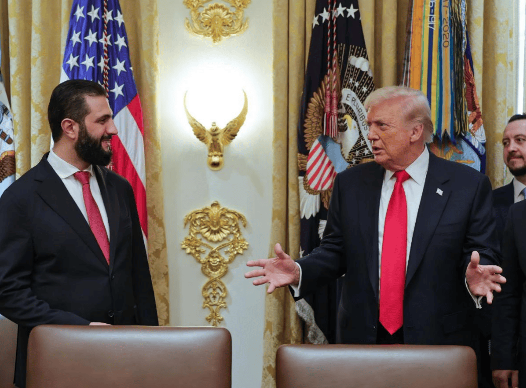 朱拉尼在合照中站得笔直<strong></p>
<p>aicoin官网</strong>,特朗普把人叫来白宫,却连正门都不让走