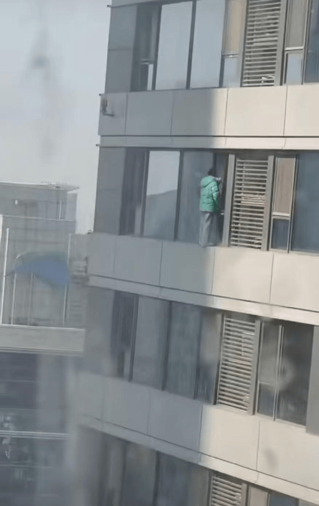 石家庄万象城一女子坠楼<strong></p>
<p>aicoin官网</strong>,目击者称心里不是滋味,警方:已出警处理