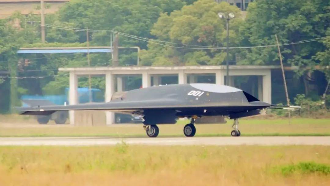 代号“玄龙”!攻击-11官宣服役<strong></p>
<p>avax</strong>,与歼-20、歼-16编队飞行