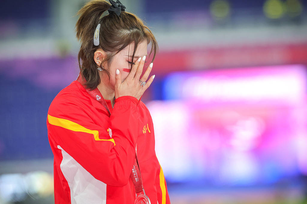 吴艳妮摘银颁奖台上仰面爆哭<strong></p>
<p>币安binance官网</strong>,她向粉丝和家人鞠躬,“给自己打0分,对不起你们”