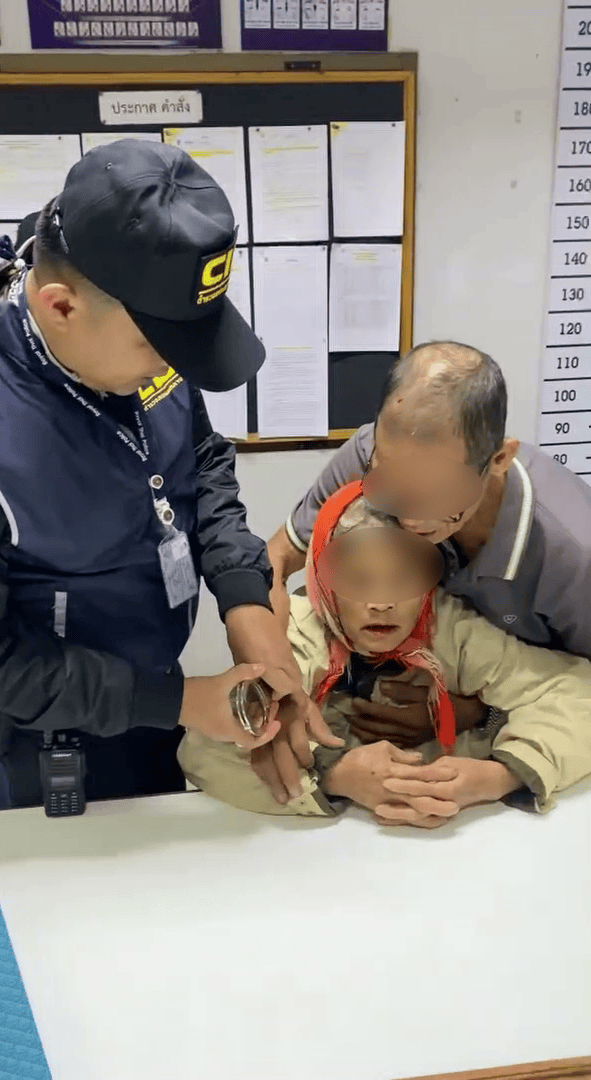 泰国女子涉嫌贩毒被抓<strong></p>
<p>binance官网</strong>，竟在警察面前上演“鬼上身”