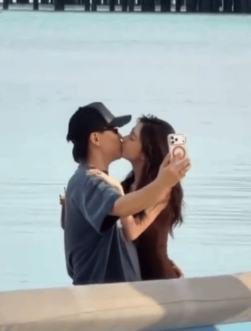 考古|胡彦斌易梦玲恋情曝光!相差16岁横跨歌手网红领域<strong></p>
<p>binance官网</strong>,25年底最让人震惊的情侣出现