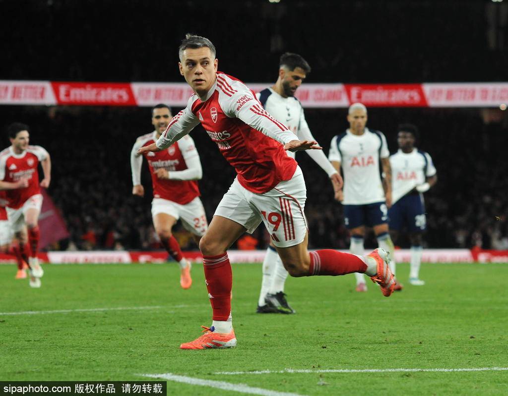 英超-埃泽戴帽特罗萨德传射 阿森纳4-1热刺以6分优势领跑