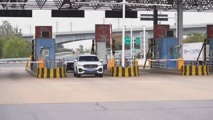 扬州一女子刷短视频惹祸:偷偷去银行取了6万现金<strong></p>
<p>binance平台</strong>,结果……