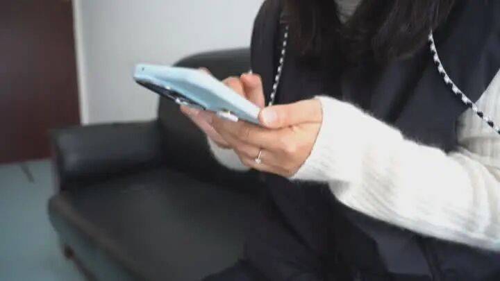 扬州一女子刷短视频惹祸:偷偷去银行取了6万现金<strong></p>
<p>binance平台</strong>,结果……