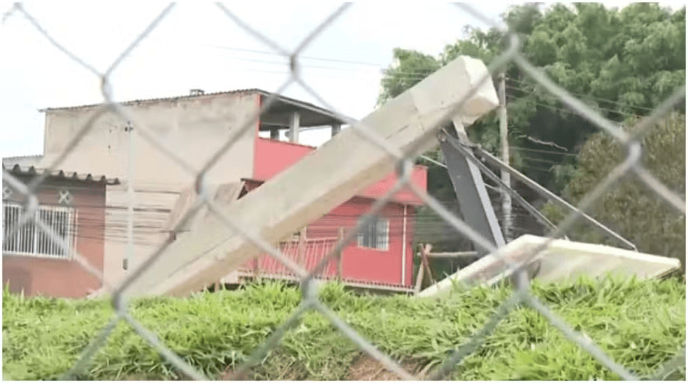 巴西17岁少年在朋友面前秀扣篮<strong></p>
<p>binance平台</strong>，下一秒篮架倒塌被砸头身亡