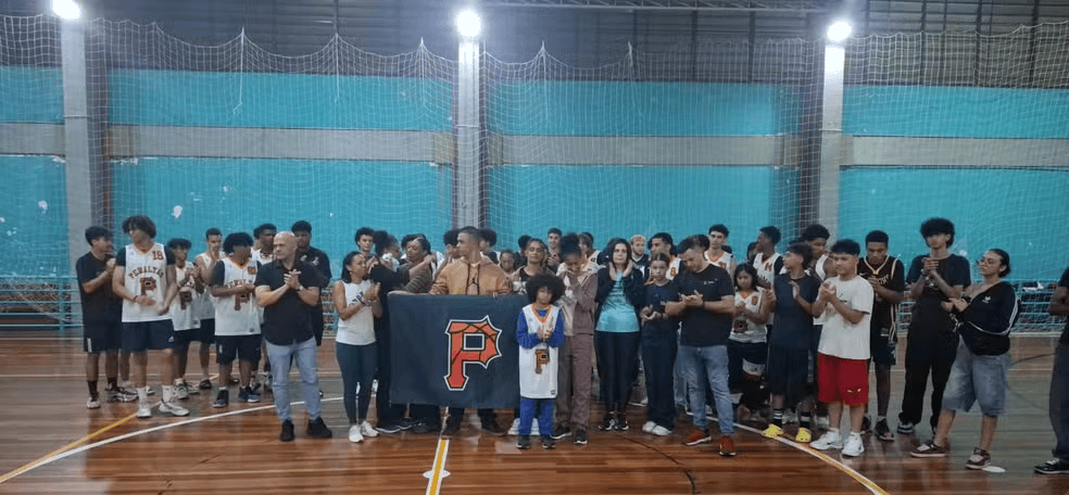 巴西17岁少年在朋友面前秀扣篮<strong></p>
<p>binance平台</strong>，下一秒篮架倒塌被砸头身亡