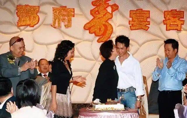 考古|港圈富二代曝被百名女星投怀送抱?交往3个女友雨露均沾<strong></p>
<p>币安binance</strong>,他是现代韦小宝