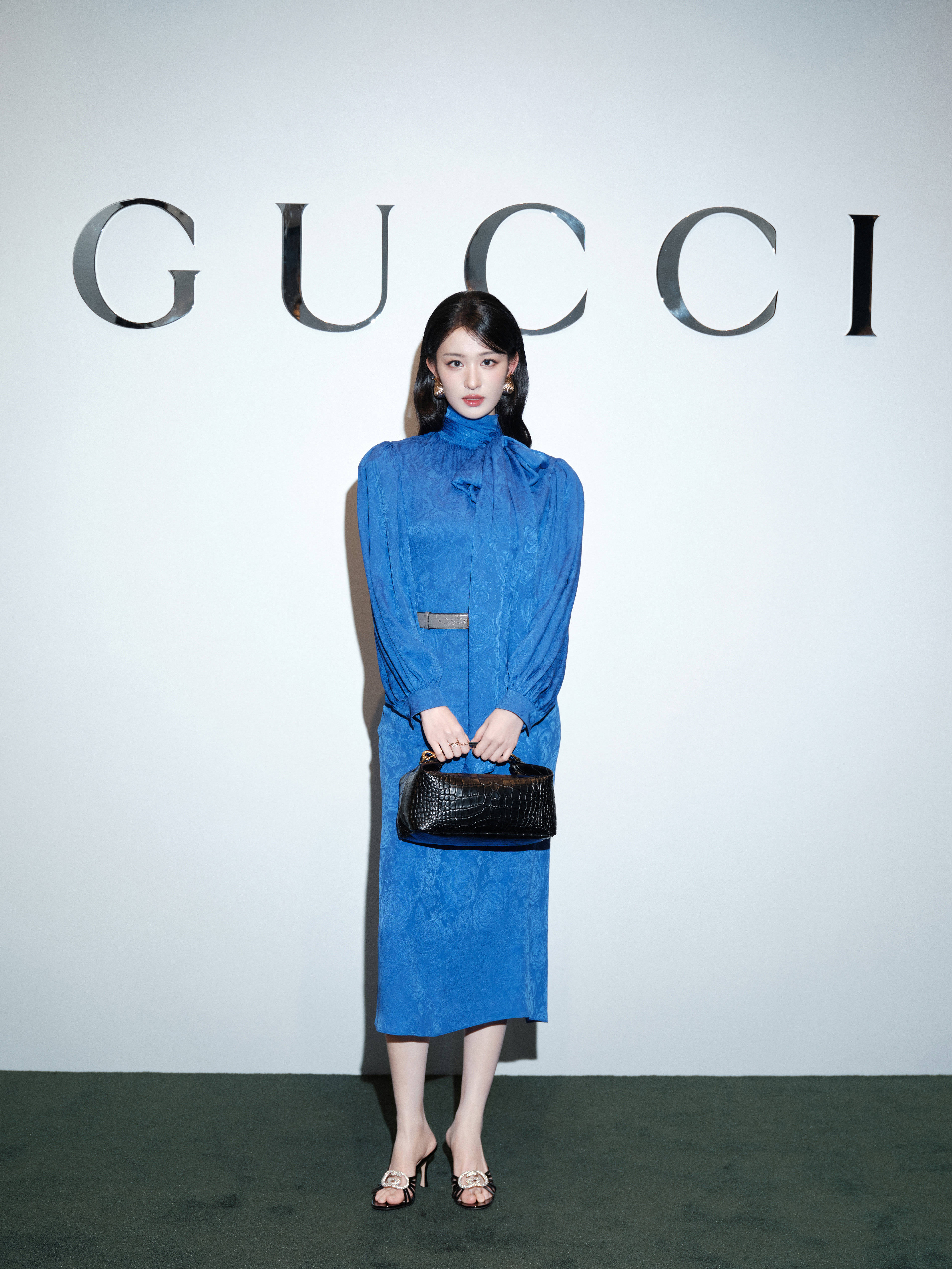 王楚然一席蓝色复古裙惊艳成都<strong></p>
<p>bnb价格</strong>,欧阳娜娜一身LV看展愈加熟女风!