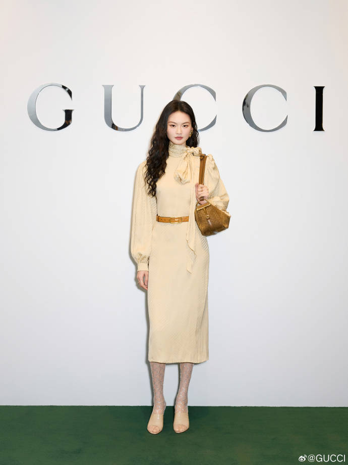 王楚然一席蓝色复古裙惊艳成都<strong></p>
<p>bnb价格</strong>,欧阳娜娜一身LV看展愈加熟女风!