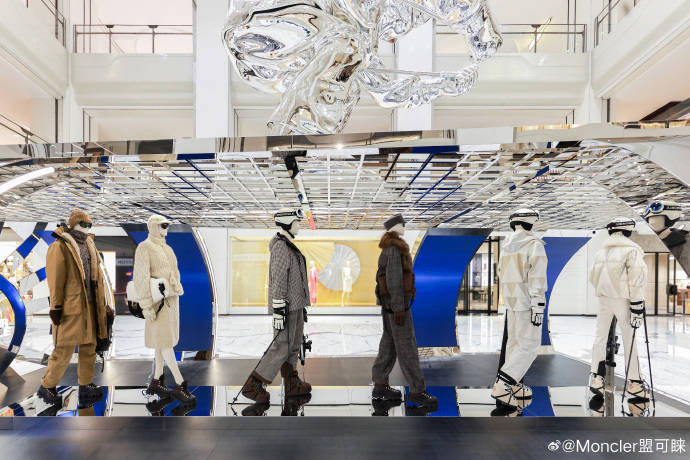 王楚然一席蓝色复古裙惊艳成都<strong></p>
<p>bnb价格</strong>,欧阳娜娜一身LV看展愈加熟女风!