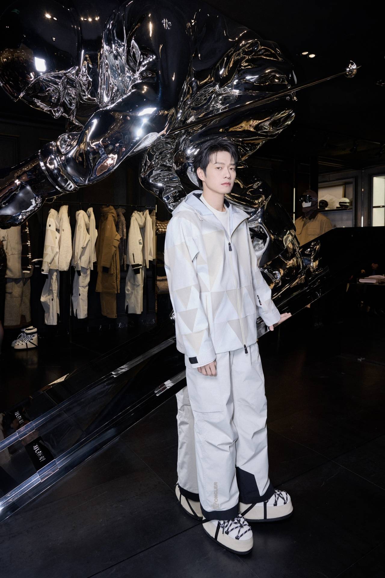 王楚然一席蓝色复古裙惊艳成都<strong></p>
<p>bnb价格</strong>,欧阳娜娜一身LV看展愈加熟女风!