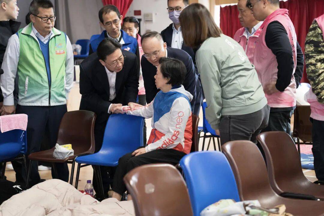 周霁、农融探望慰问火灾伤者和受影响居民