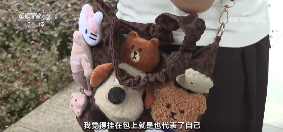 “50块帆布包配3000块包挂”<strong></p>
<p>eos币</strong>,时髦年轻人背半个身家出门