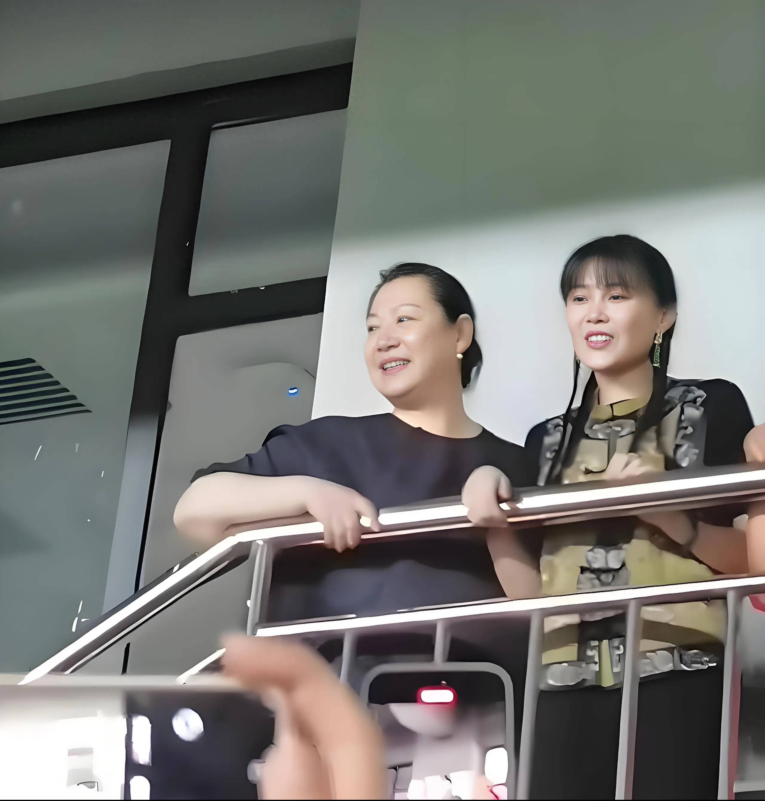 考古 | 赵本山妻子罕见公开现身<strong></p>
<p>eos币</strong>,气质优雅五官美艳,俩人爱情太感人!