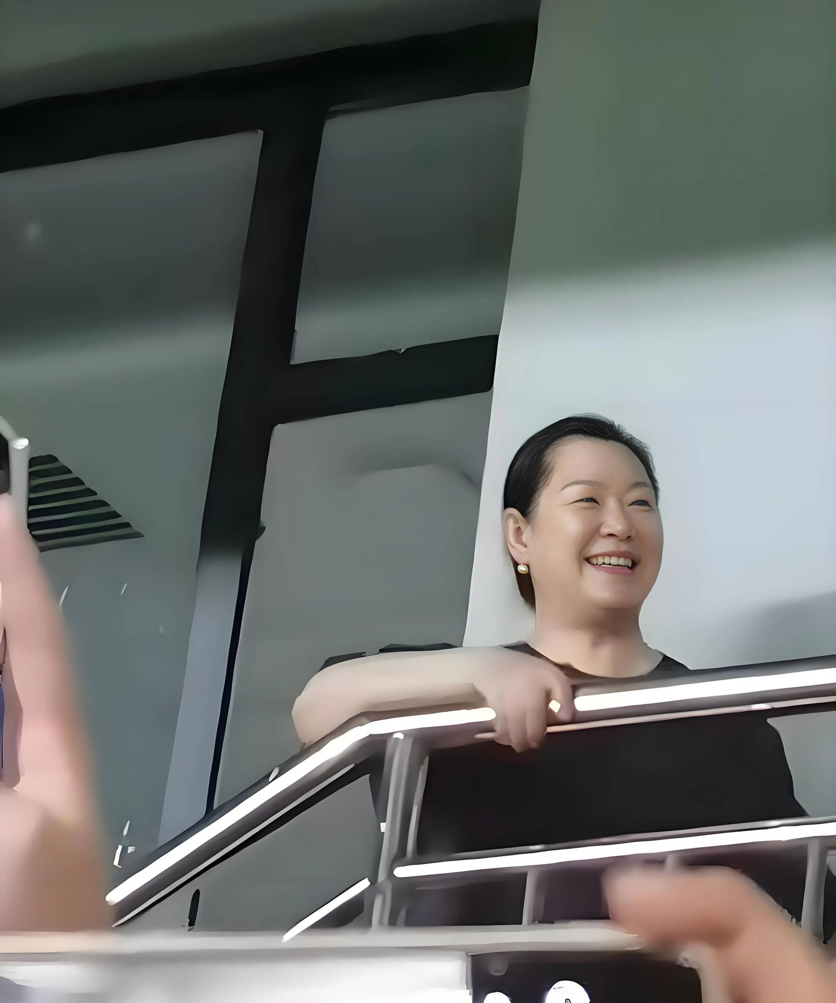 考古 | 赵本山妻子罕见公开现身<strong></p>
<p>eos币</strong>,气质优雅五官美艳,俩人爱情太感人!