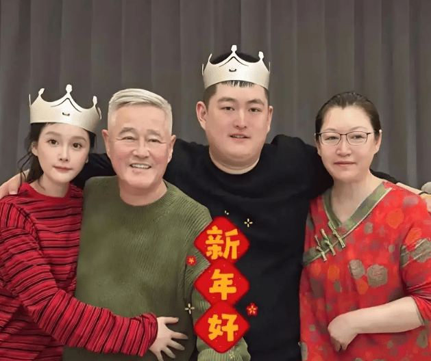 考古 | 赵本山妻子罕见公开现身<strong></p>
<p>eos币</strong>,气质优雅五官美艳,俩人爱情太感人!