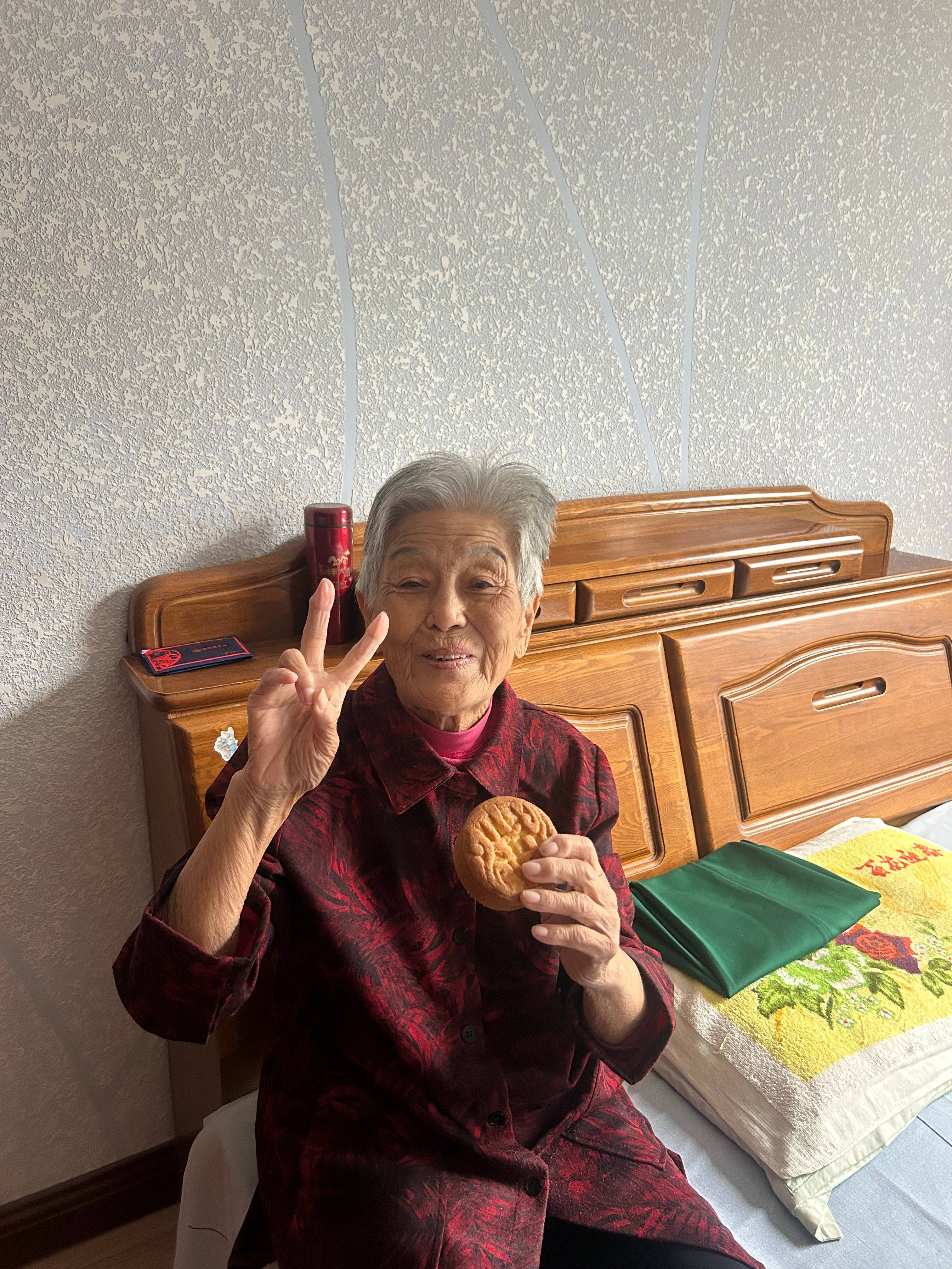 女子晒照对比奶奶自爷爷去世9个月后变化:再也不是时髦的老太太了<strong></p>
<p>Sol</strong>,评论区泪目