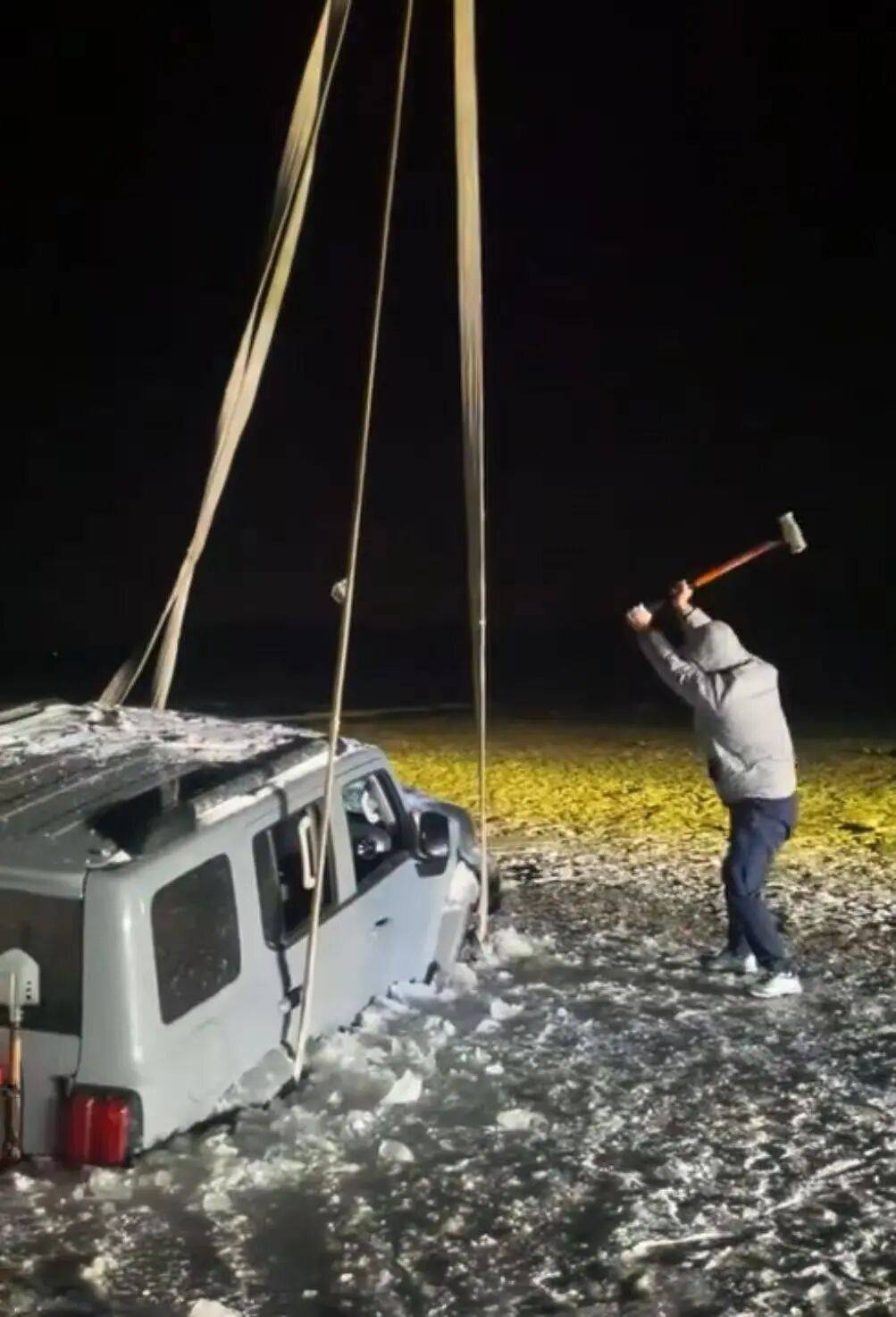 河北一越野车在水库冰面练漂移<strong></p>
<p>usdc</strong>，冰层突然破裂，车轮落水被冻6小时，找来吊车深夜将车吊出