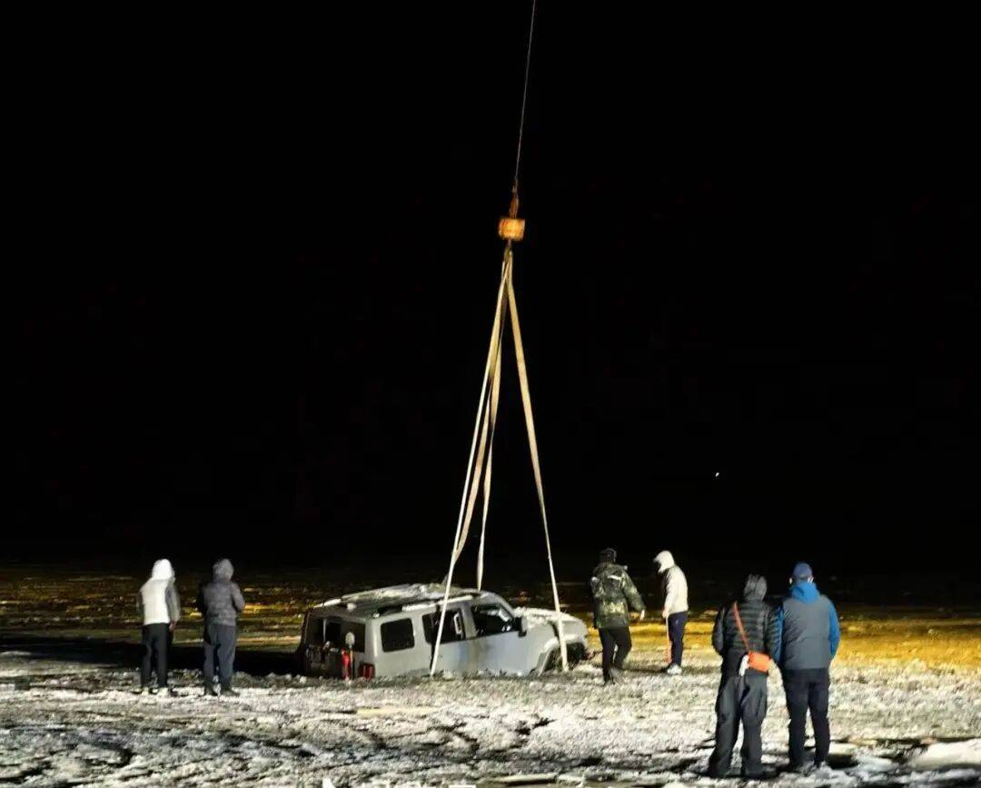 河北一越野车在水库冰面练漂移<strong></p>
<p>usdc</strong>，冰层突然破裂，车轮落水被冻6小时，找来吊车深夜将车吊出