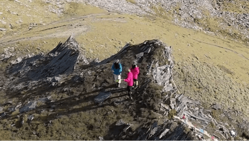 为给大学生拍登顶照片 向导从5300米雪山坠亡