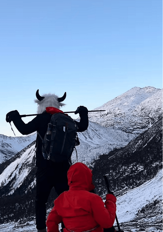 为给大学生拍登顶照片 向导从5300米雪山坠亡