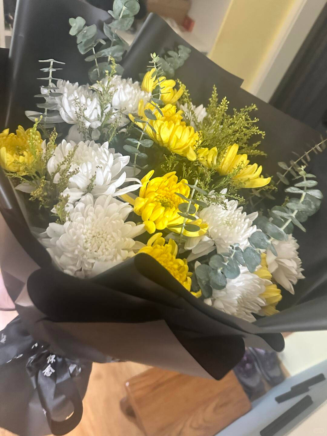 上海高中生买99朵康乃馨为母亲庆生<strong></p>
<p>usdc币</strong>,却收到菊花写着“缅怀逝者”,店家:骑手送错了