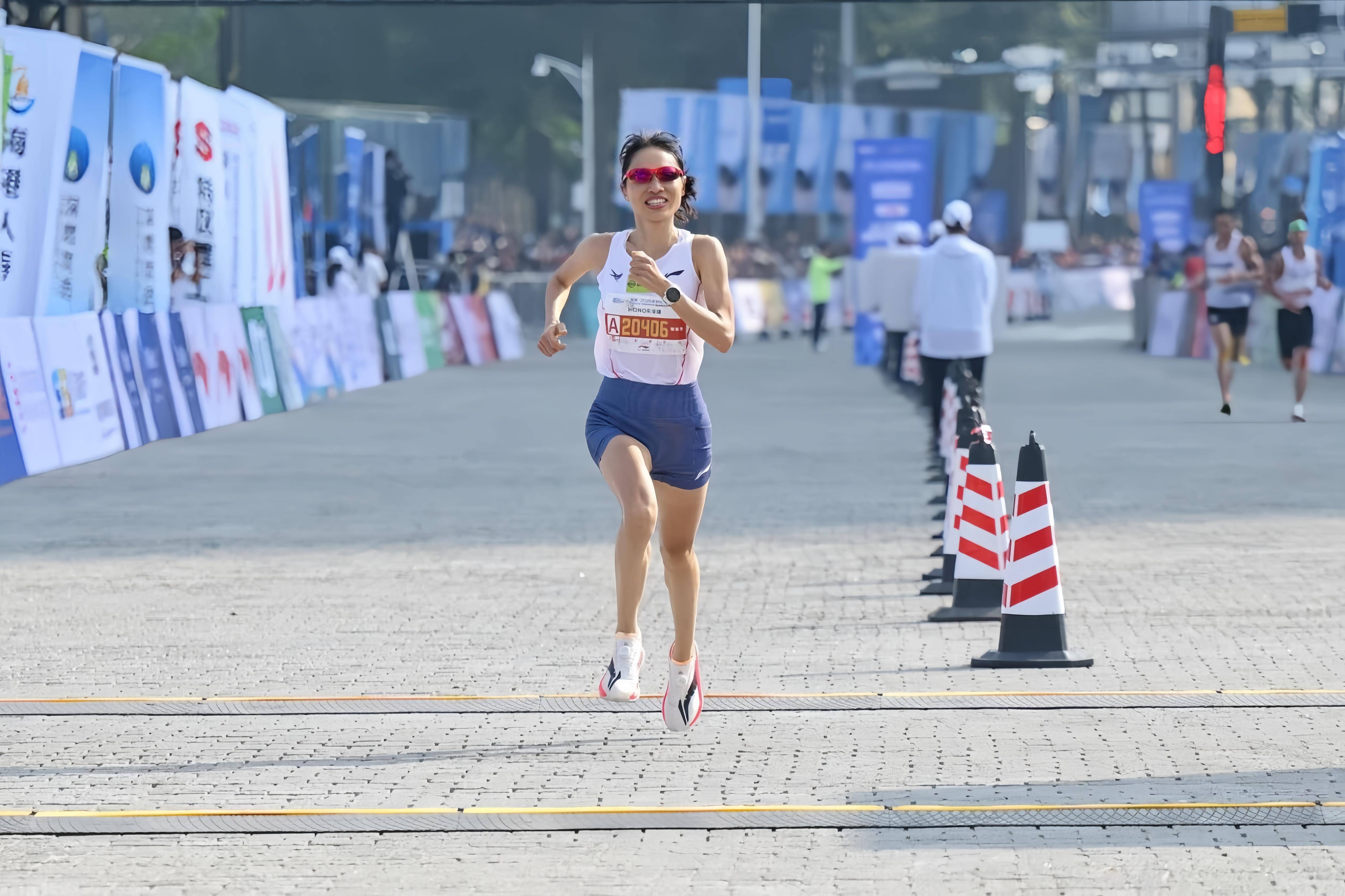 跑不过“调休难”:“最快女护士”张水华的争议与抉择