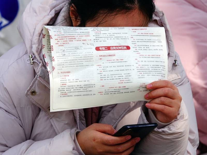 中年失业的地产人<strong></p>
<p>usdc币</strong>，挤进考公“复活赛”