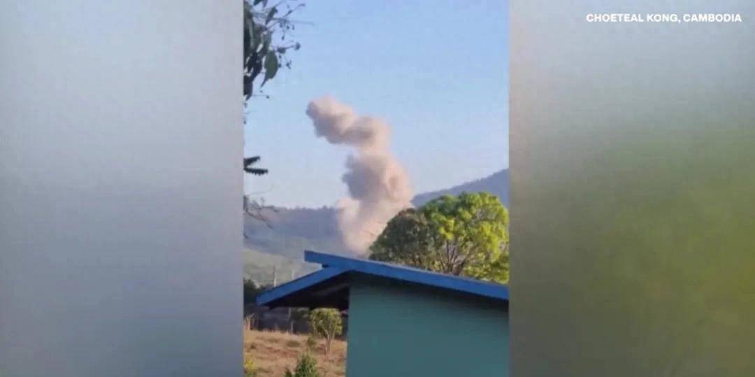 柬埔寨出动PHL-03型300毫米远火，3发火箭弹准确命中泰军据点？