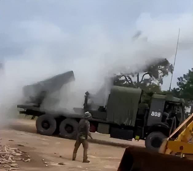 柬埔寨出动PHL-03型300毫米远火<strong></p>
<p>web3</strong>，3发火箭弹准确命中泰军据点？