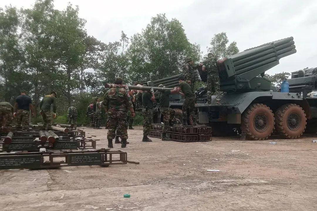 柬埔寨出动PHL-03型300毫米远火<strong></p>
<p>web3</strong>，3发火箭弹准确命中泰军据点？