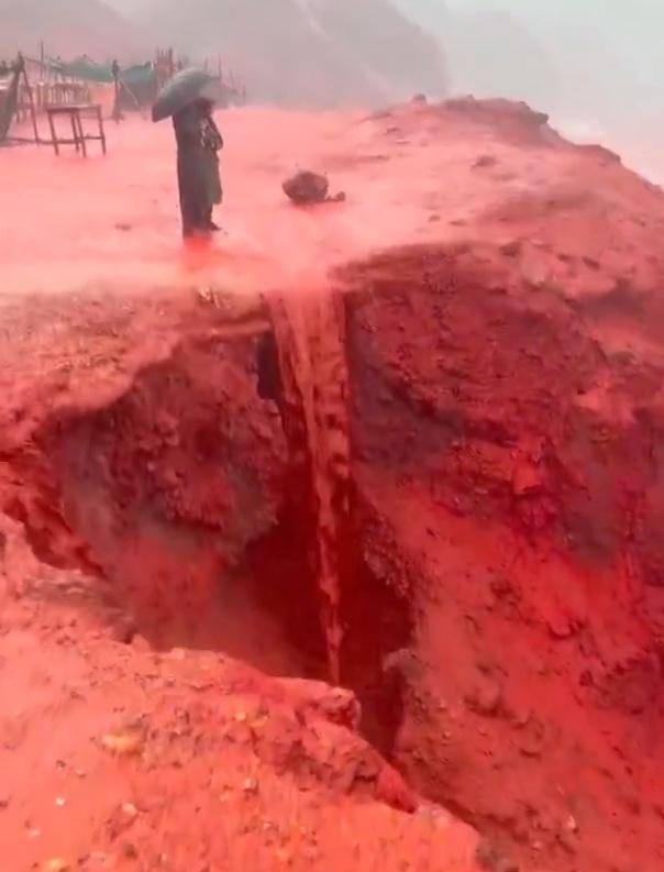 罕见！伊朗霍尔木兹岛遭遇强降雨<strong></p>
<p>xlm币</strong>，部分海域变成“血色海洋”