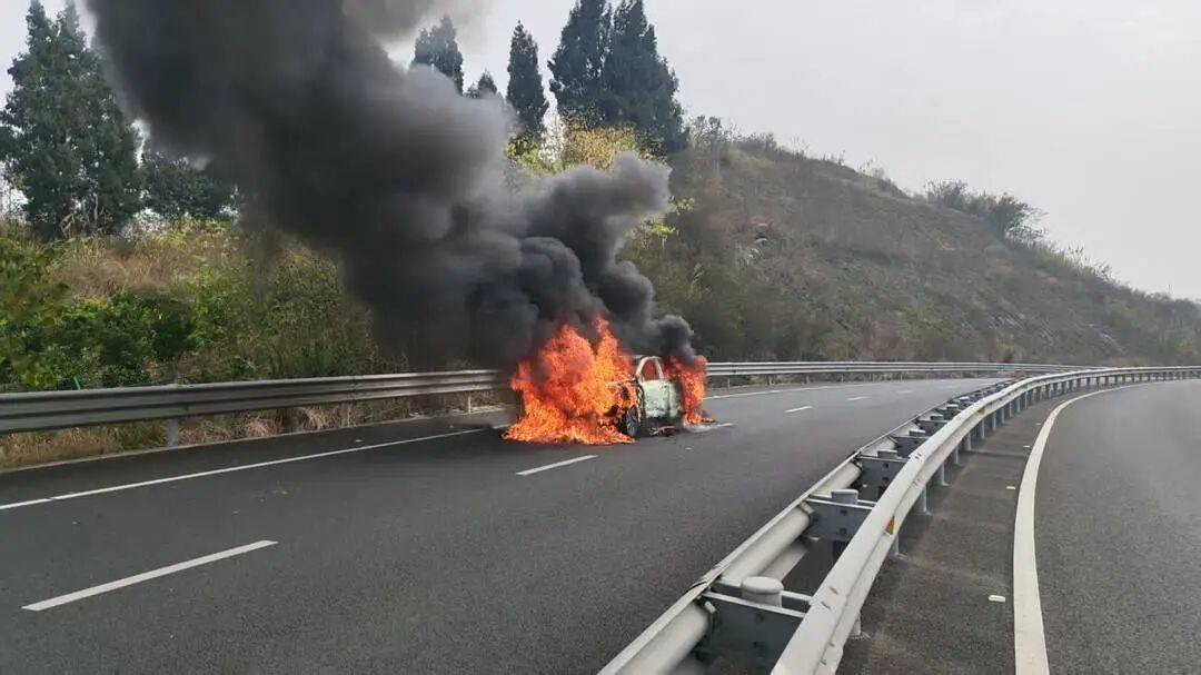 四川高速上一汽车突发自燃！车内两人闻到异味后果断弃车<strong></p>
<p>xlm币</strong>，成功逃生