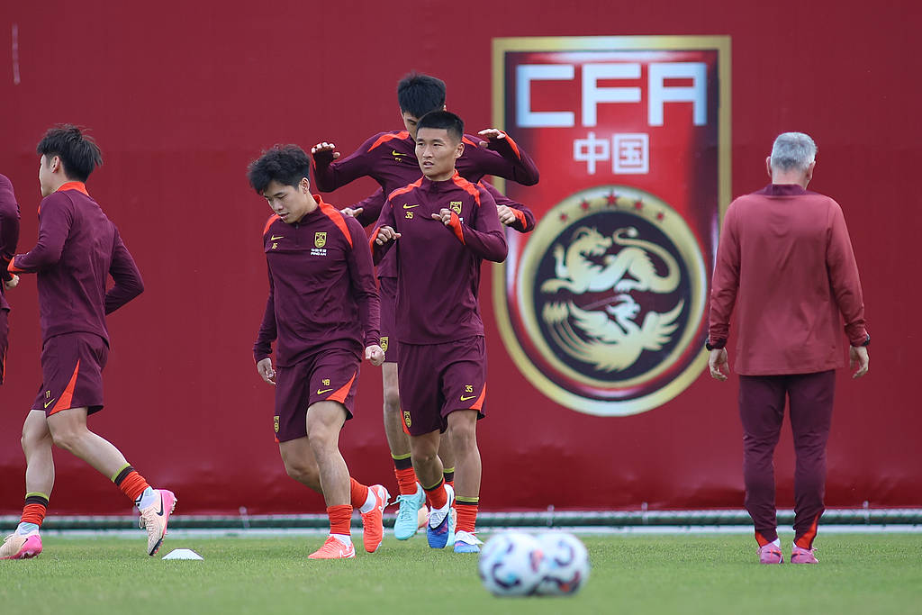 黄健翔： 今天的国足实力和水平 是十年前甚至更早就决定的