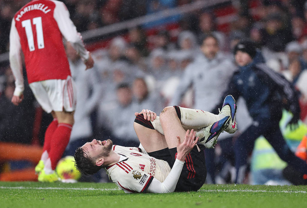 你打伤员？！枪手前锋推红军倒地伤号 后者被担架抬离