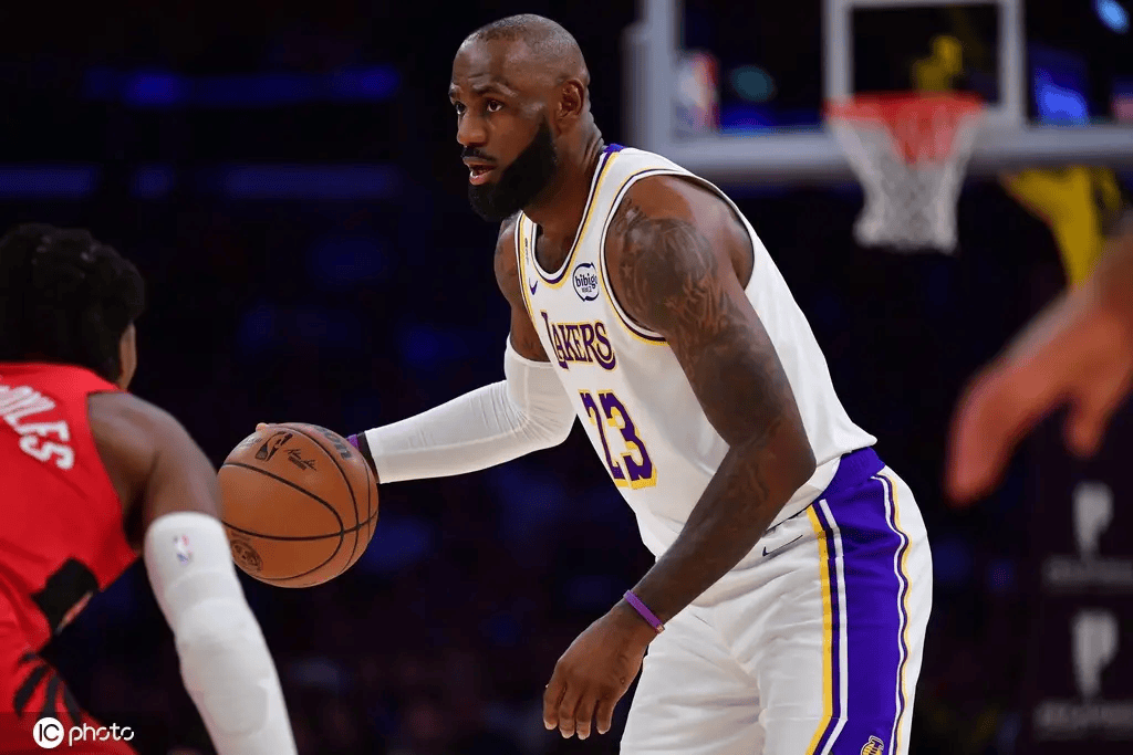 詹姆斯生涯最大危机来了 这次湖人是想逼走他吗<strong></p>
<p>白银现货平台</strong>？