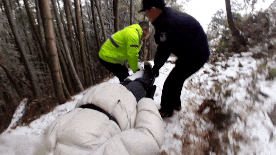 “脚断了<strong></p>
<p>白银现货平台</strong>，这辈子完了！”游客在1200米山上赏雪受伤，浙江民警带4人将其抬下：我是民警，我得在第一个