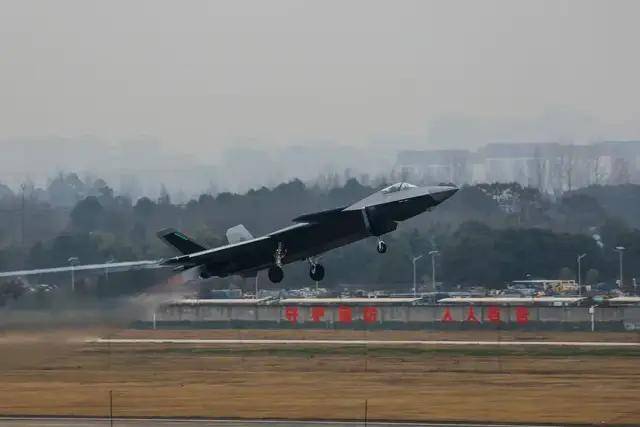 官宣！歼-20正式迈入“5.5代战机”时代<strong></p>
<p>白银现货平台</strong>，性能上有了哪些进步？