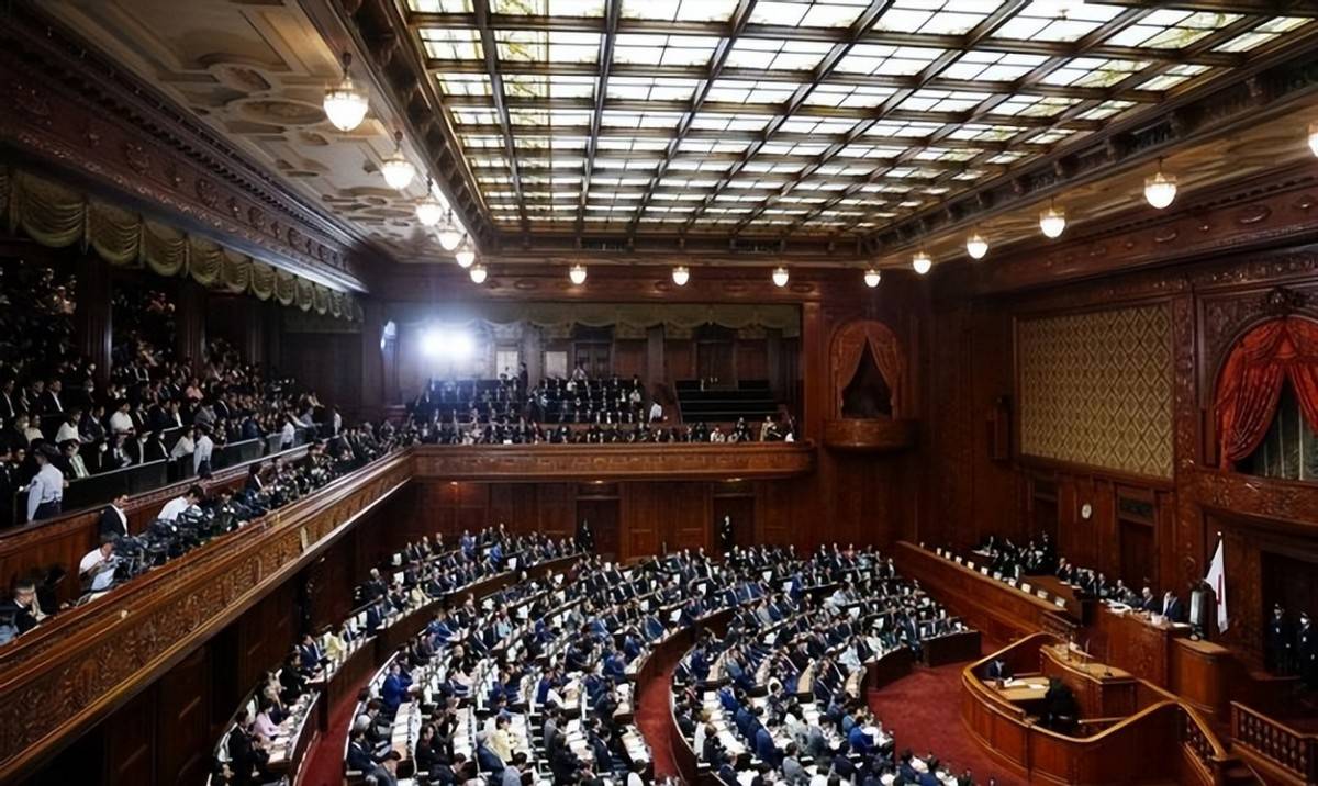 172：233！日本政坛已变天<strong></p>
<p>白银现货平台</strong>，高市早苗疯狂洗牌，新首相浮出水面，给中方提了个醒