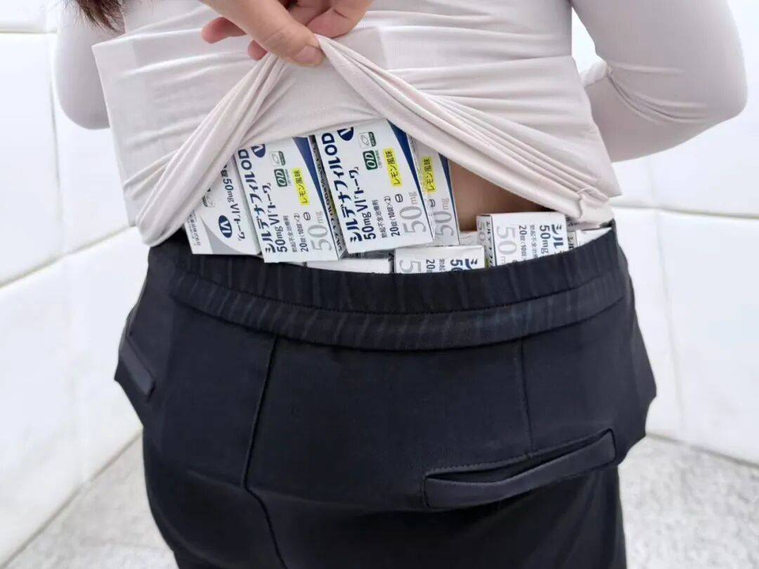女子身绑73盒"伟哥"<strong></p>
<p>现货黄金外汇</strong>，当场被拦下！还有人假扮孕妇，绑了38斤的白银颗粒