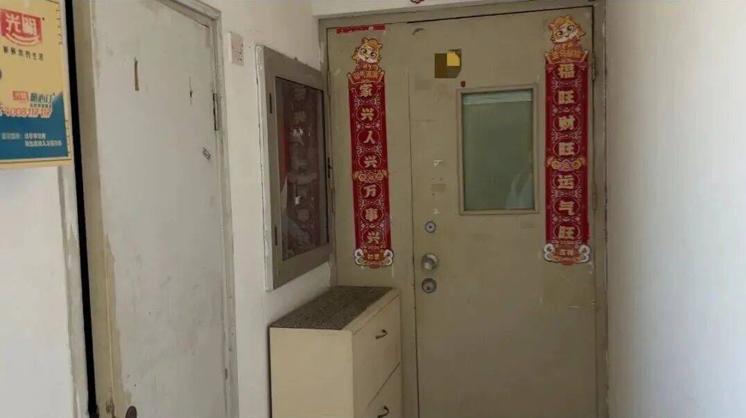 “我家的窗户被包进邻居家<strong></p>
<p>上海现货铝</strong>，根本没法开窗”，上海一居民投诉公共区域被占，多部门回应难认定
