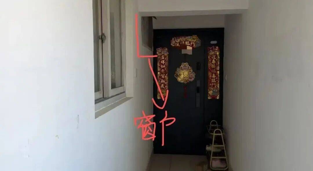 “我家的窗户被包进邻居家<strong></p>
<p>上海现货铝</strong>，根本没法开窗”，上海一居民投诉公共区域被占，多部门回应难认定