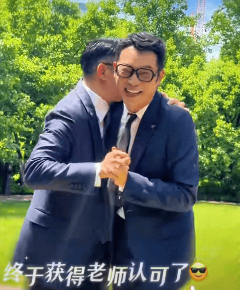 沙溢瘦到都认不出！穿西装秀大长腿<strong></p>
<p>上海现货铝</strong>，与“法拉利大叔” 许文飙同框跳舞，网友惊呼颜值回归：军艺校草不是吹的