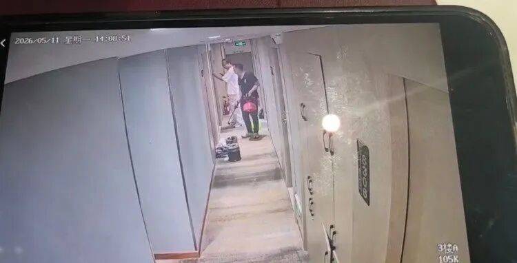 20多岁女子住酒店洗浴后未着衣物<strong></p>
<p>白银现货行情</strong>,遭中年男子使用总房卡打开房门,酒店回应
